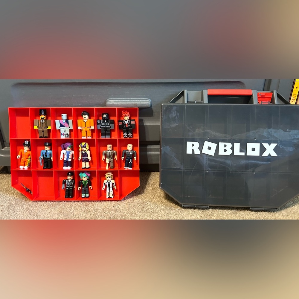 Roblox figures and case